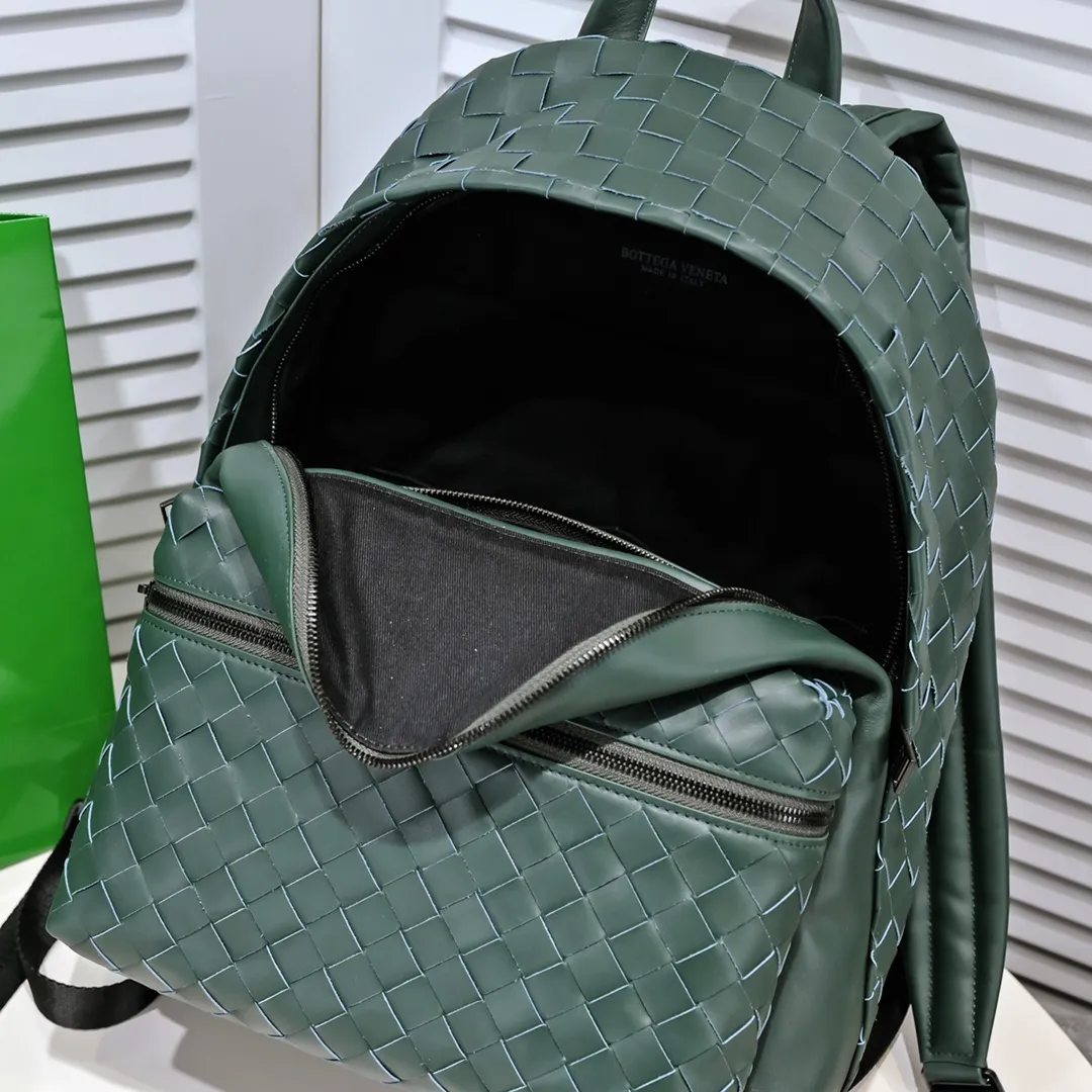 New 👇BV Baodiejia's new woven backpack is a must-have item for travel, and the backpack is definitely the first choice for popularity. As the iconic classic element of the brand, it is well integrated into larger backpacks. It uses woven strips with a width of 1.5 to make the whole more coordinated. Fashion and recognition are well balanced. No logo, low-key and generous. Italian calfskin + canvas lining. High functionality, size: width 32*43cm